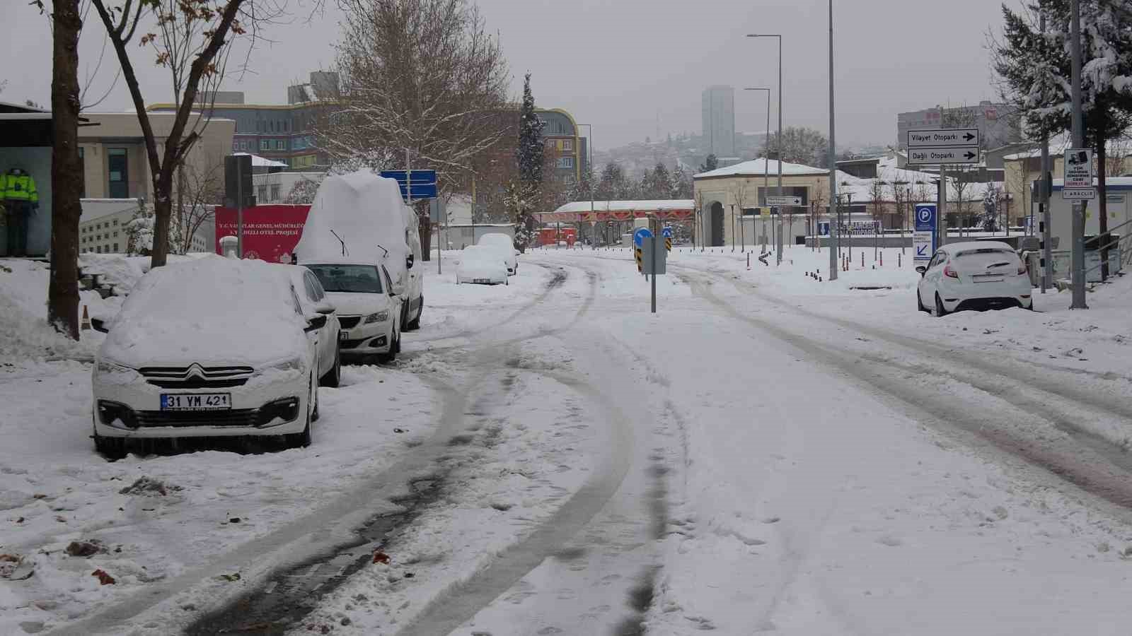 Gaziantep’te kar yağışı sonrası yollar boş kaldı
