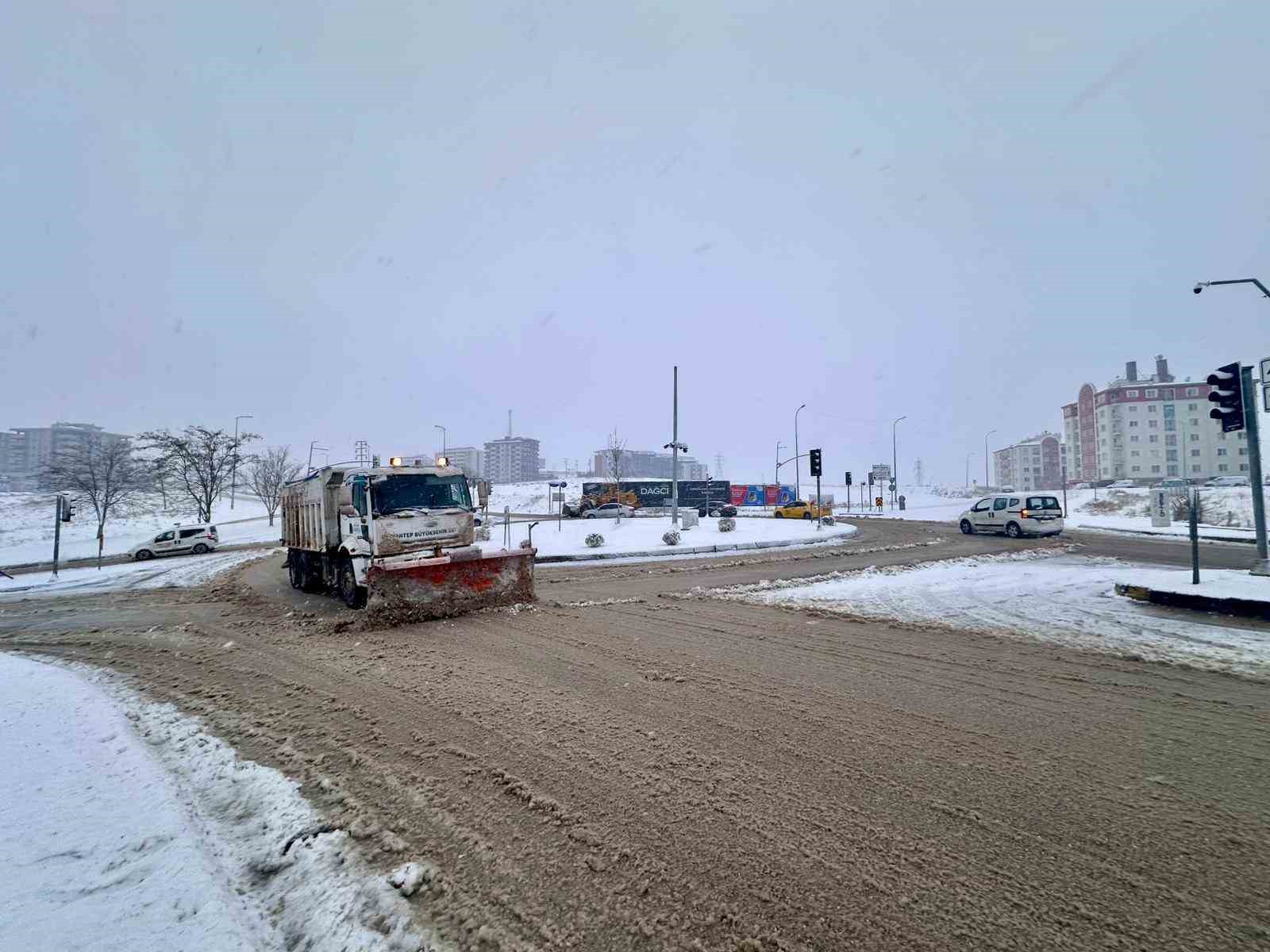 Gaziantep’te karla mücadele çalışmaları aralıksız devam ediyor
