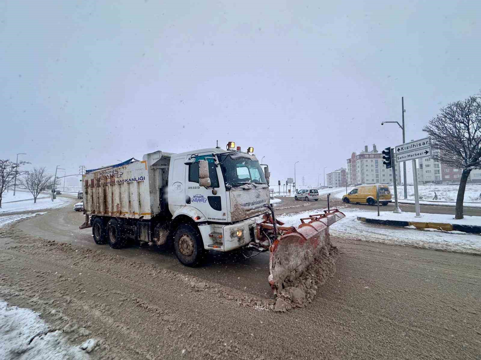Gaziantep’te karla mücadele çalışmaları aralıksız devam ediyor
