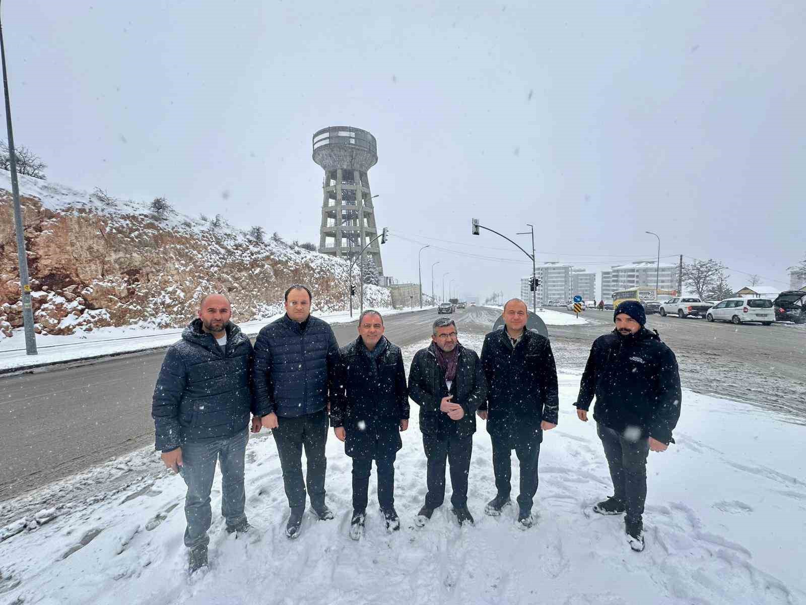 Gaziantep’te karla mücadele çalışmaları aralıksız devam ediyor
