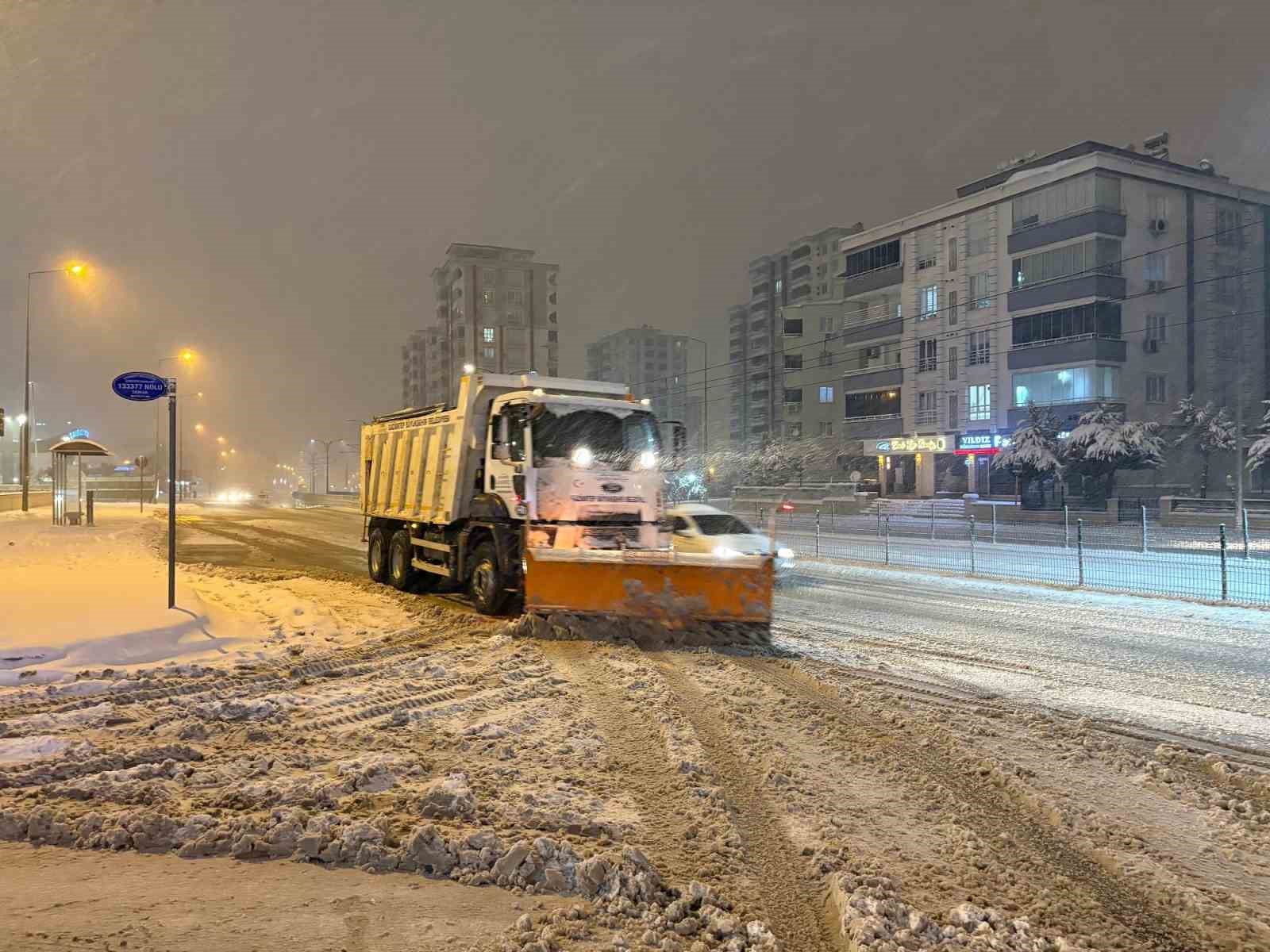 Gaziantep’te karla mücadele çalışmaları gece boyunca sürdü
