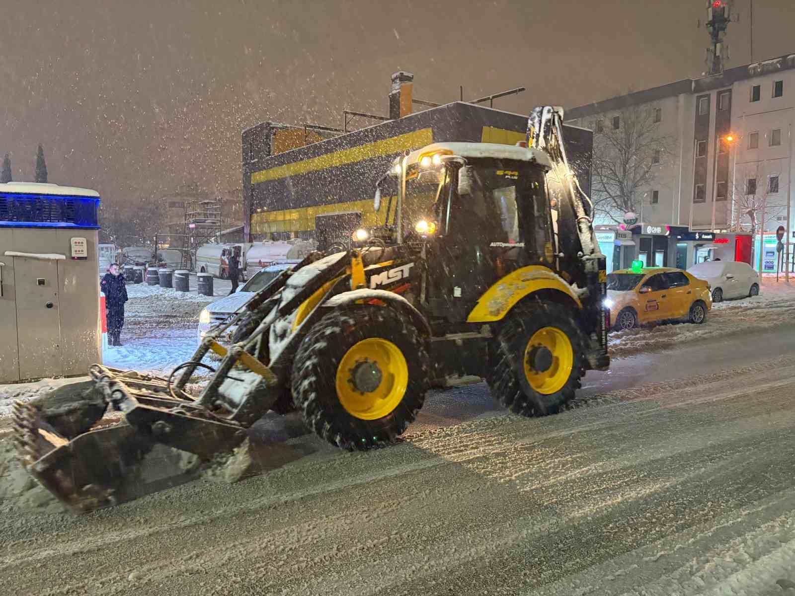 Gaziantep’te karla mücadele çalışmaları gece boyunca sürdü
