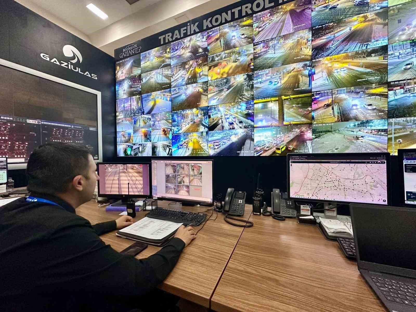 Gaziantep’te karla mücadele çalışmaları Trafik Koordinasyon Merkezi’nden yönetiliyor
