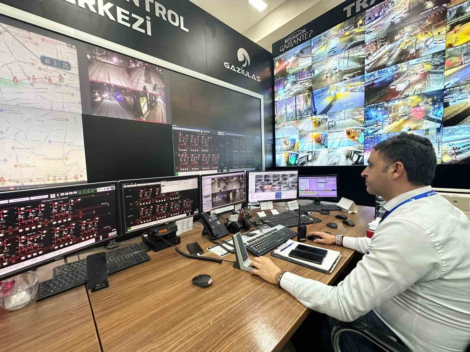 Gaziantep’te karla mücadele çalışmaları Trafik Koordinasyon Merkezi’nden yönetiliyor
