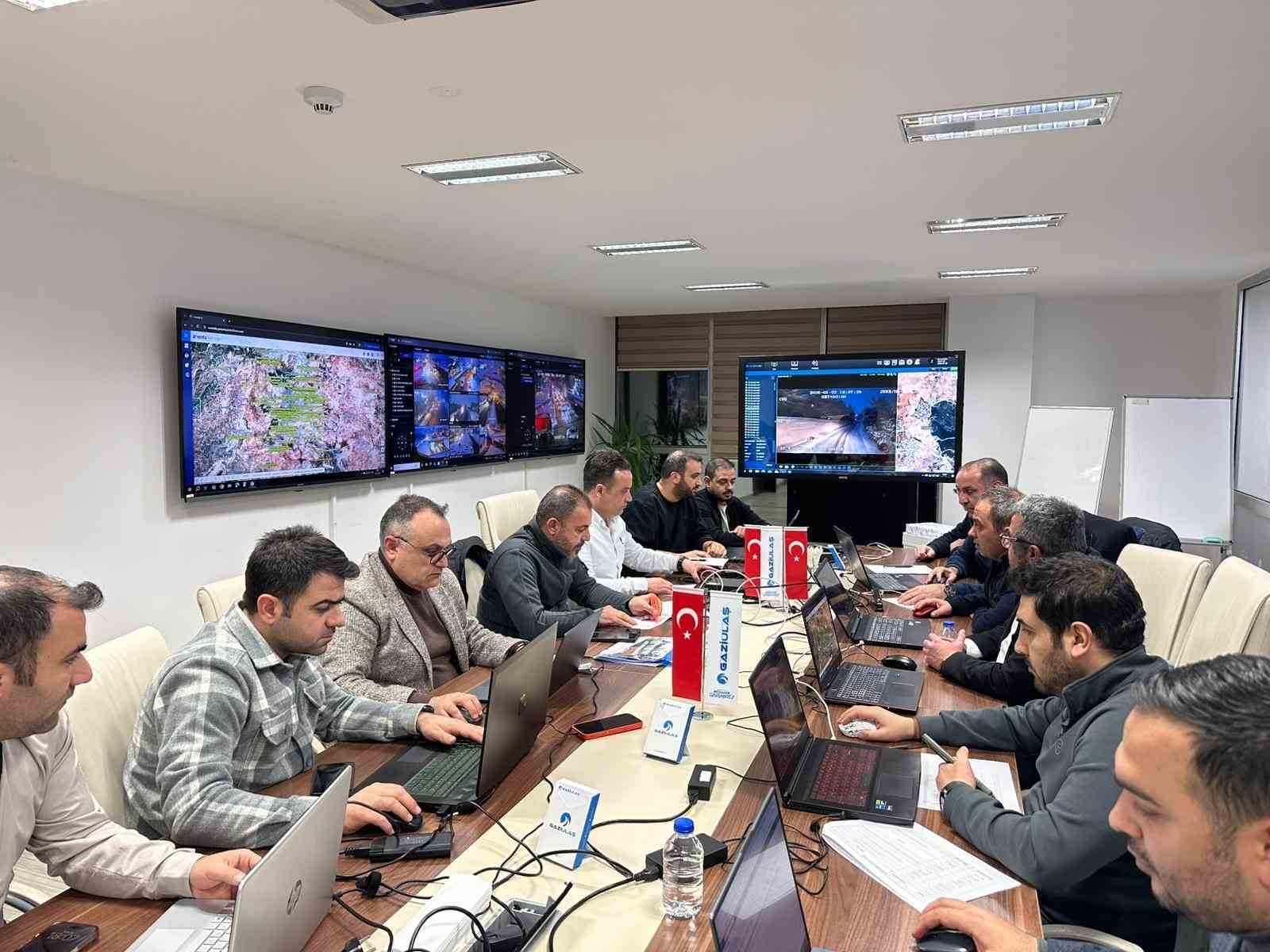 Gaziantep’te karla mücadele çalışmaları Trafik Koordinasyon Merkezi’nden yönetiliyor
