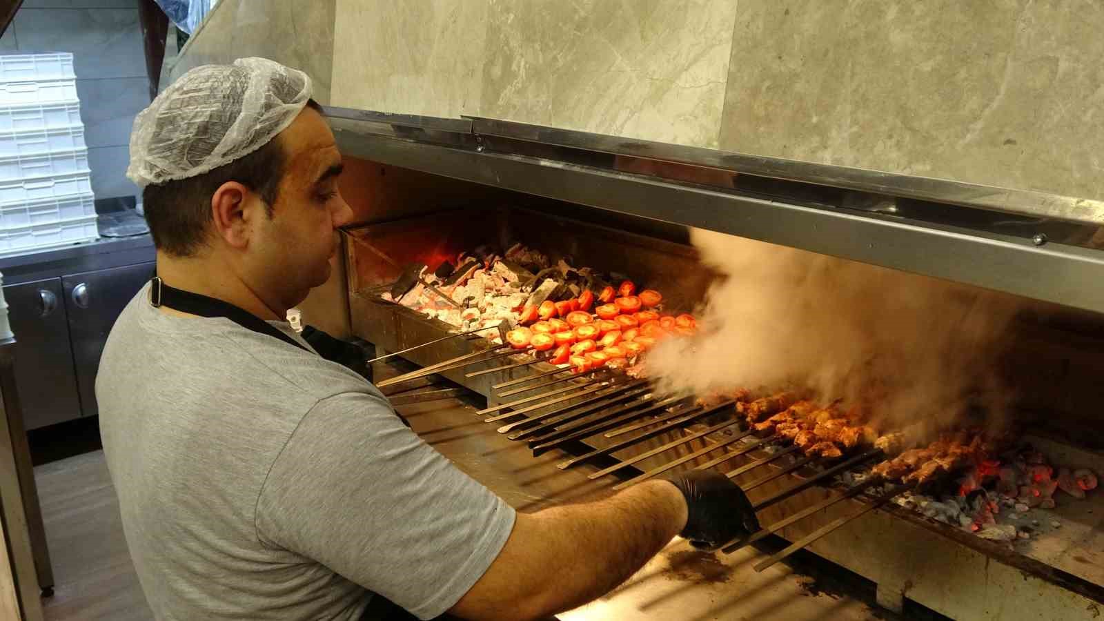 Gaziantep’te kebapçılar iftarda dolup taşıyor
