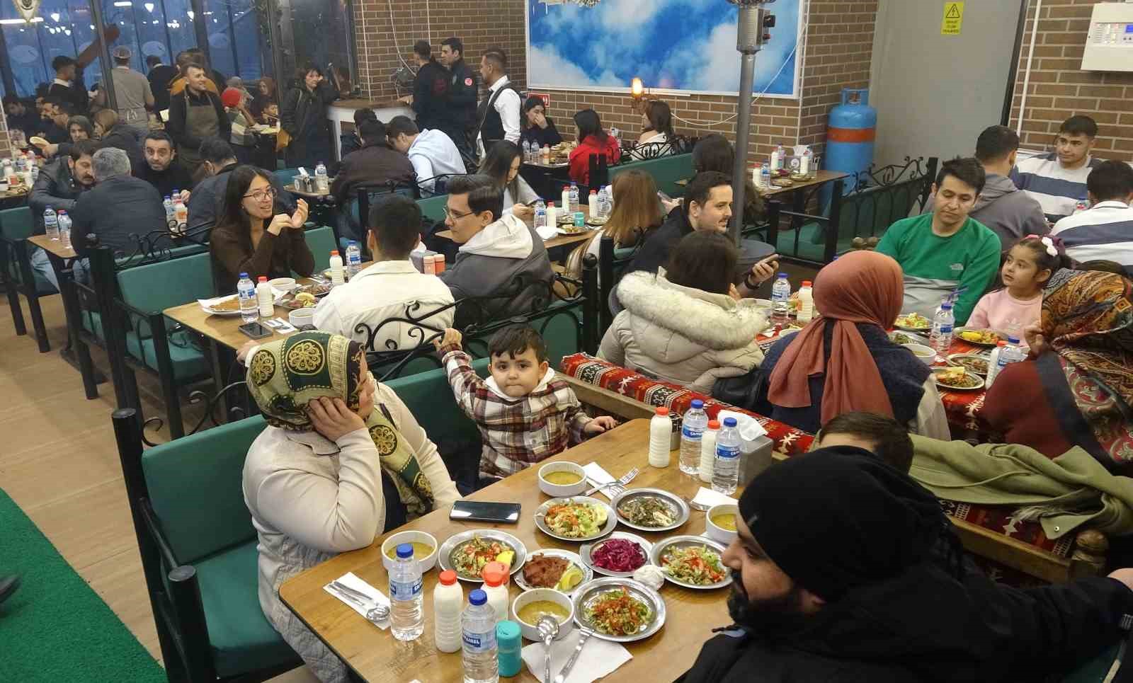 Gaziantep’te kebapçılar iftarda dolup taşıyor

