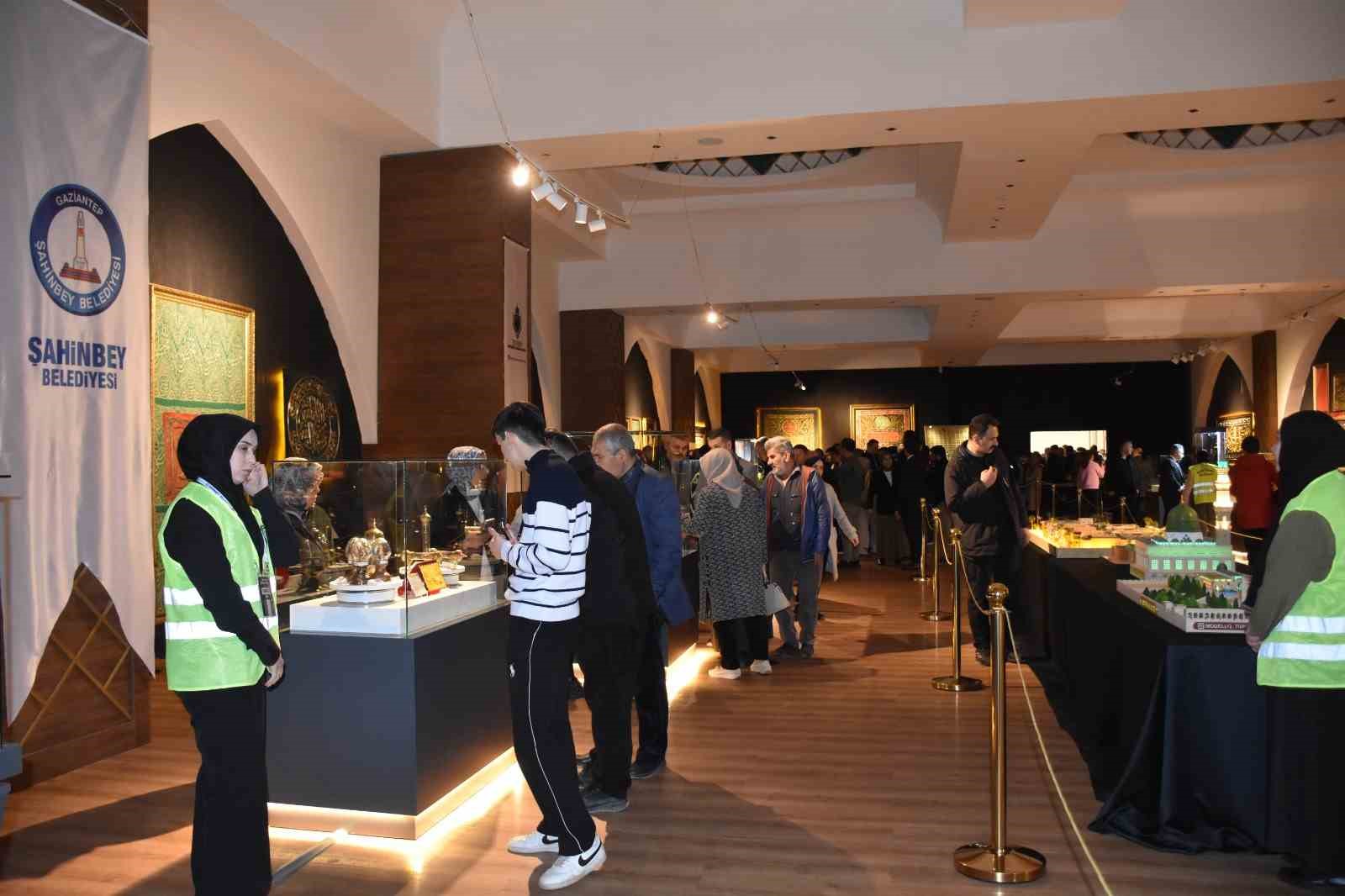 Gaziantep’te kutsal emanetler sergisi ziyaretçi akınına uğradı
