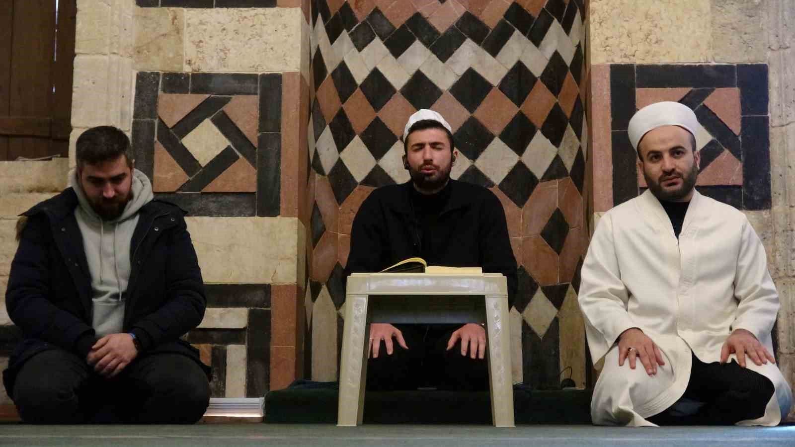 Gaziantep’te mukabele geleneği tarihi camilerde sürdürülüyor
Gaziantep’te mukabele geleneği tarihi camilerde sürdürülüyor