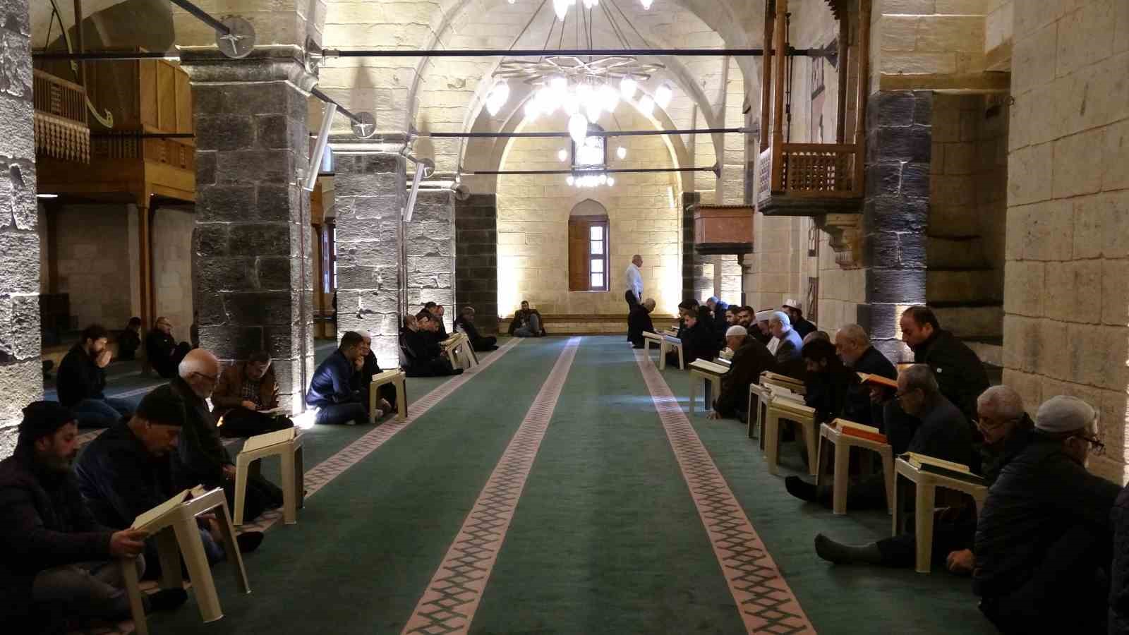 Gaziantep’te mukabele geleneği tarihi camilerde sürdürülüyor
Gaziantep’te mukabele geleneği tarihi camilerde sürdürülüyor