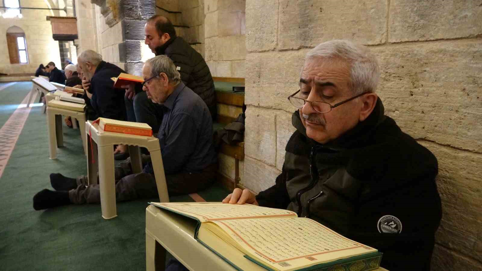 Gaziantep’te mukabele geleneği tarihi camilerde sürdürülüyor
Gaziantep’te mukabele geleneği tarihi camilerde sürdürülüyor