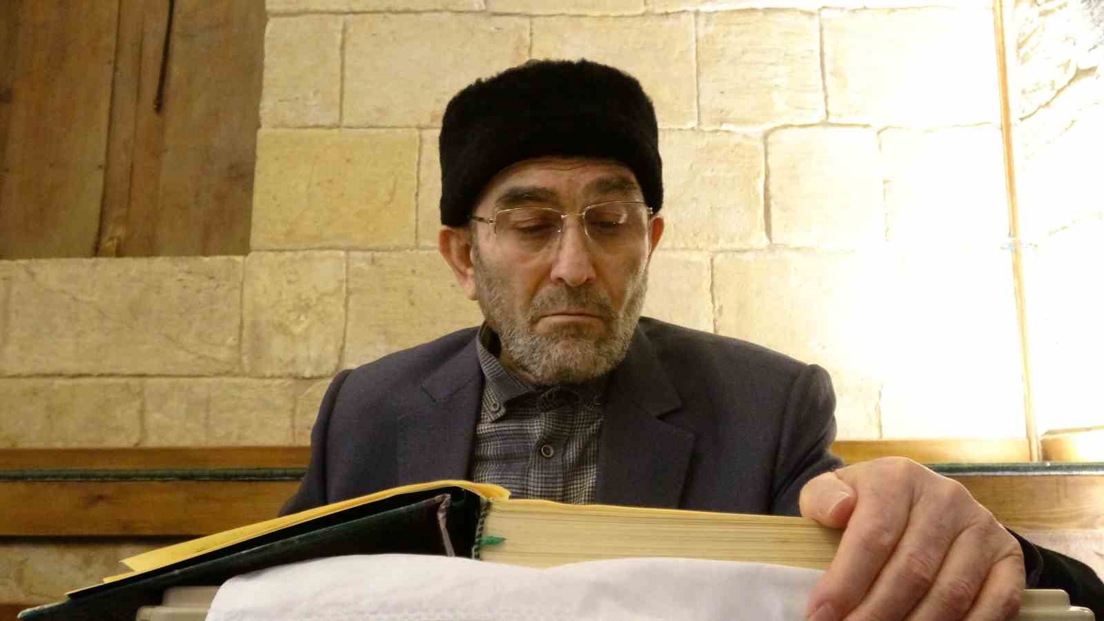 Gaziantep’te mukabele geleneği tarihi camilerde sürdürülüyor
Gaziantep’te mukabele geleneği tarihi camilerde sürdürülüyor