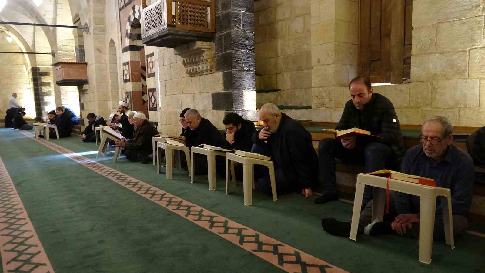 Gaziantep’te mukabele geleneği tarihi camilerde sürdürülüyor
Gaziantep’te mukabele geleneği tarihi camilerde sürdürülüyor