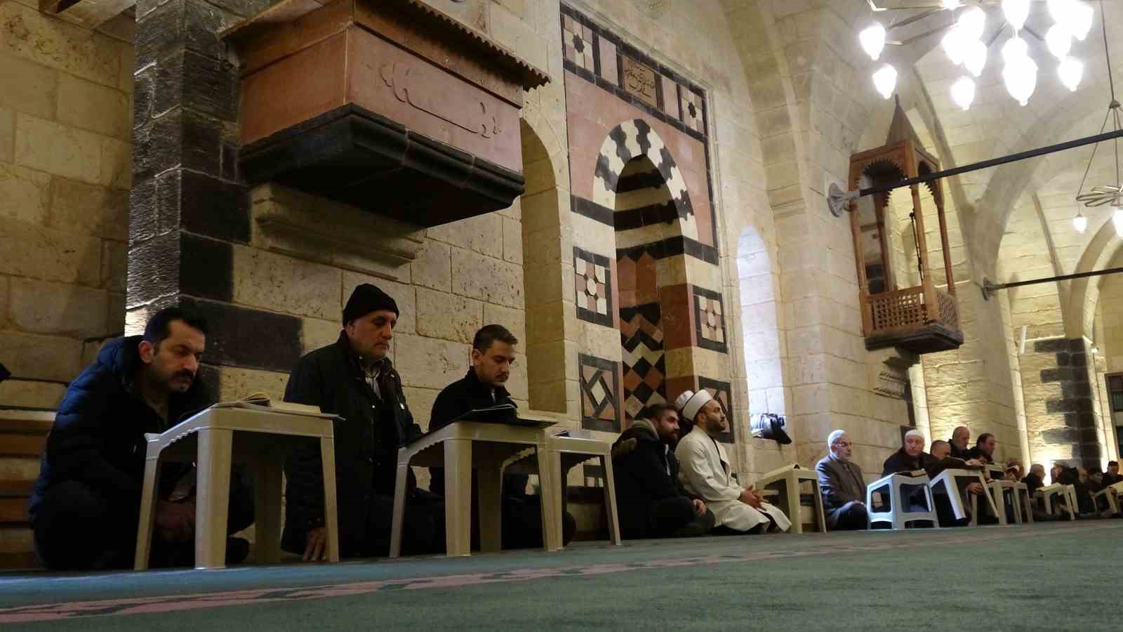 Gaziantep’te mukabele geleneği tarihi camilerde sürdürülüyor
Gaziantep’te mukabele geleneği tarihi camilerde sürdürülüyor