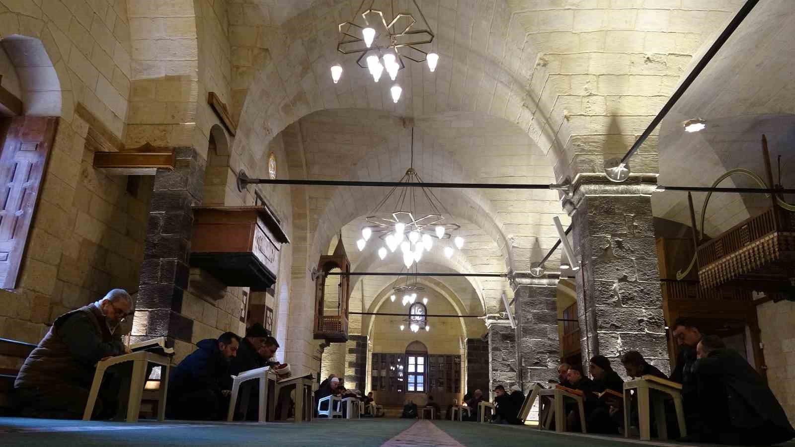 Gaziantep’te mukabele geleneği tarihi camilerde sürdürülüyor
Gaziantep’te mukabele geleneği tarihi camilerde sürdürülüyor