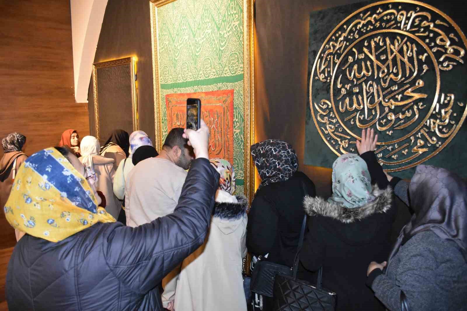 Gaziantep’te mukaddes emanetler sergisi açıldı
