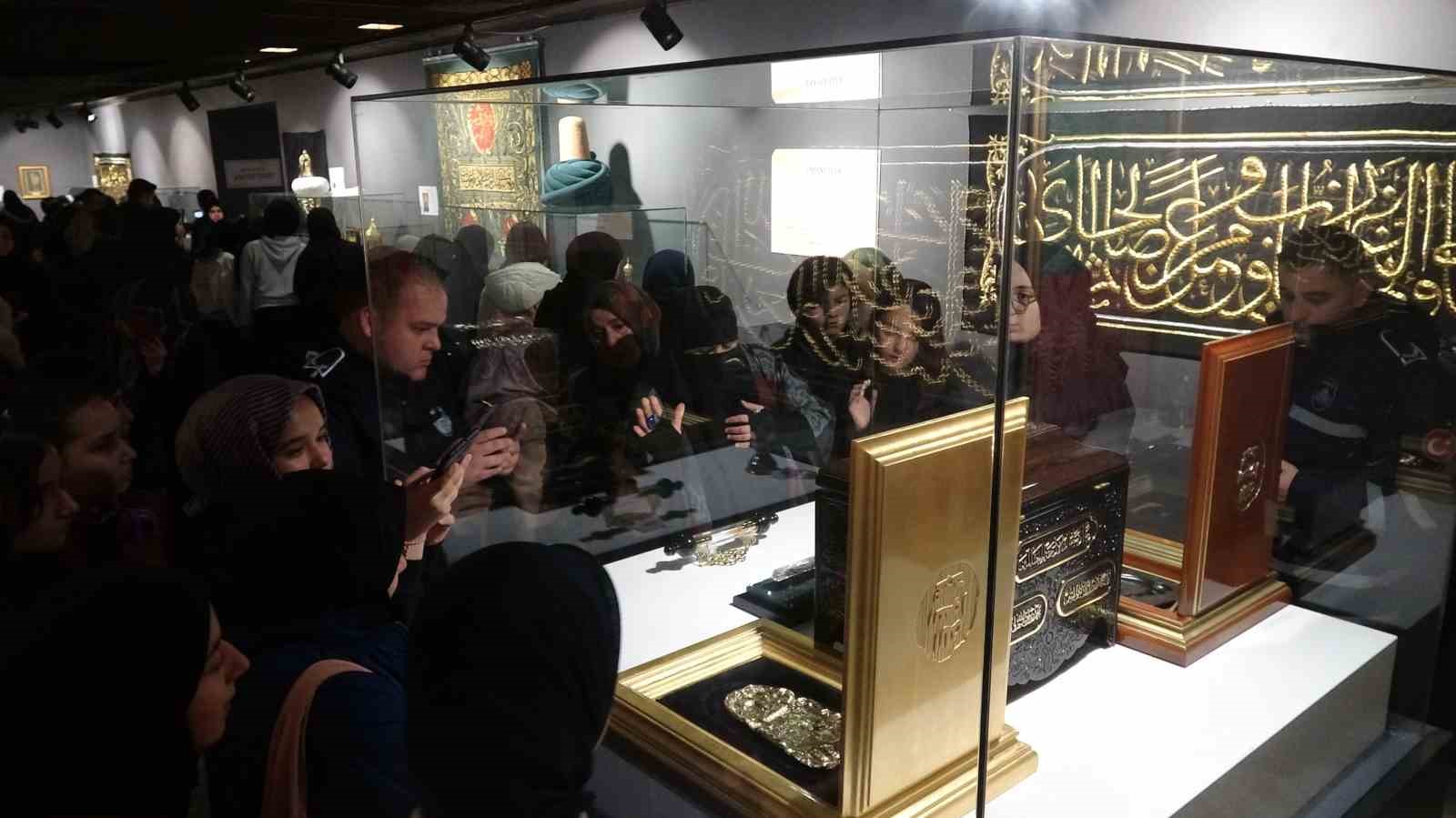 Gaziantep’te ’Mukaddes Emanetler Sergisi’ne yoğun ilgi: Uzun kuyruklar oluştu
