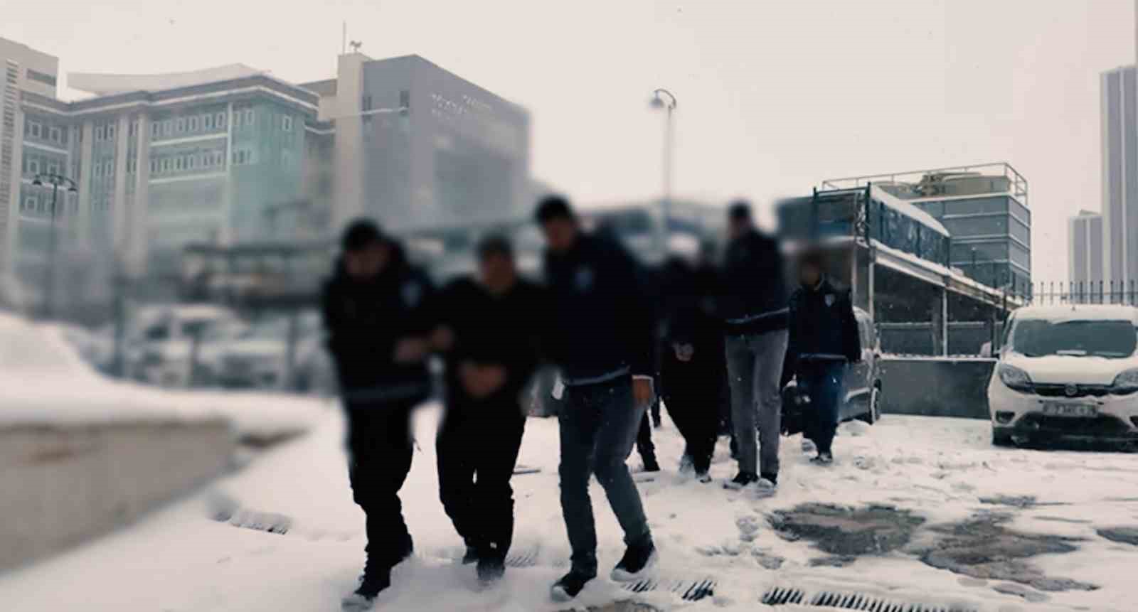 Gaziantep’te nitelikli dolandırıcılık operasyonu: 25 adet ruhsatsız silah ele geçirildi
