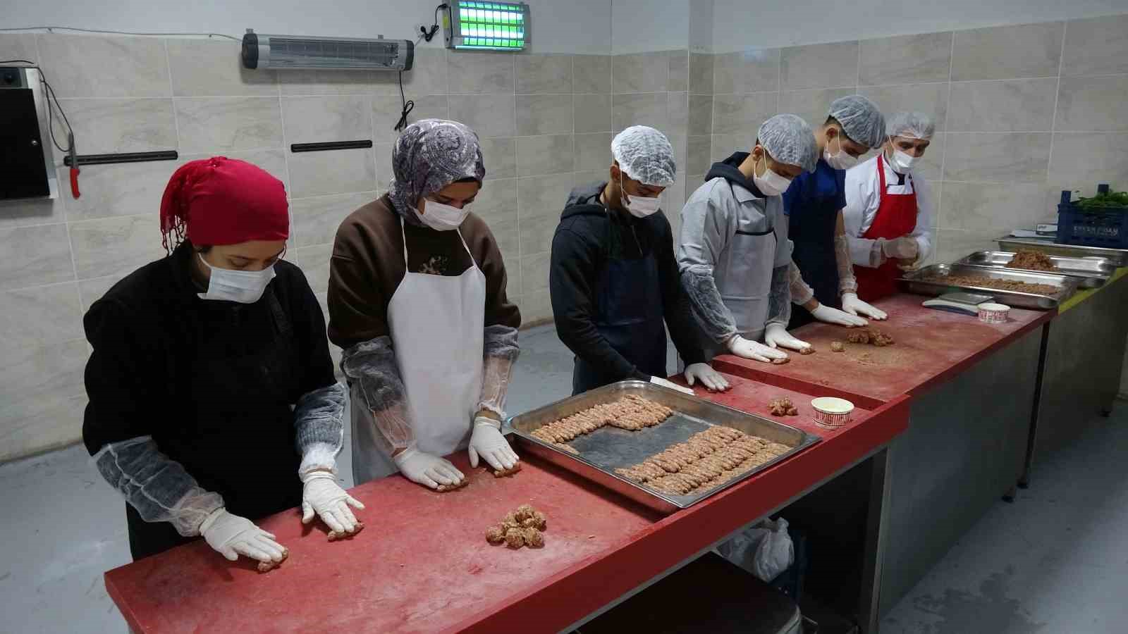 Gaziantep’te öğrenciler günde 12 bin kişiye yemek hazırlıyor
