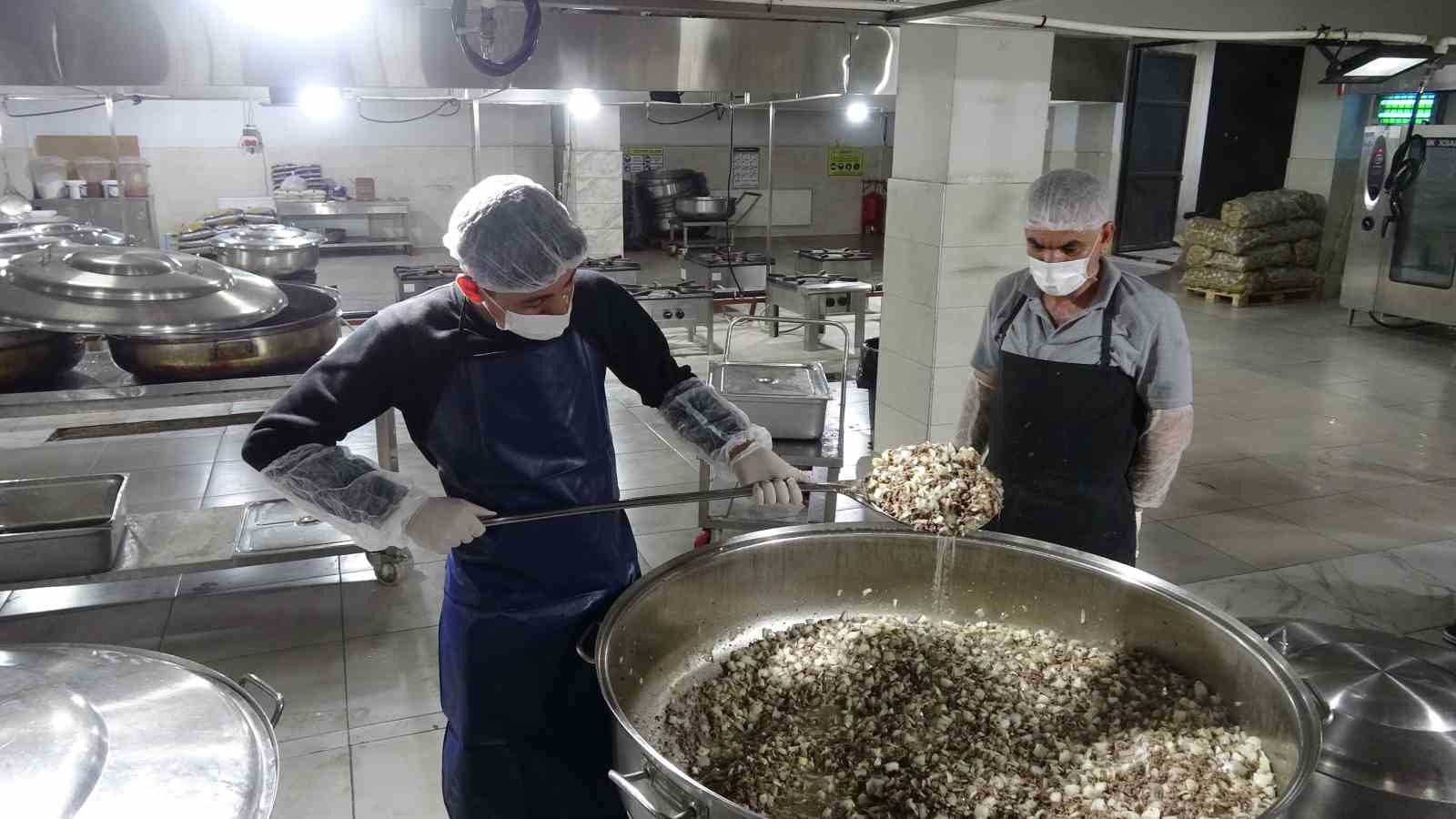 Gaziantep’te öğrenciler günde 12 bin kişiye yemek hazırlıyor
