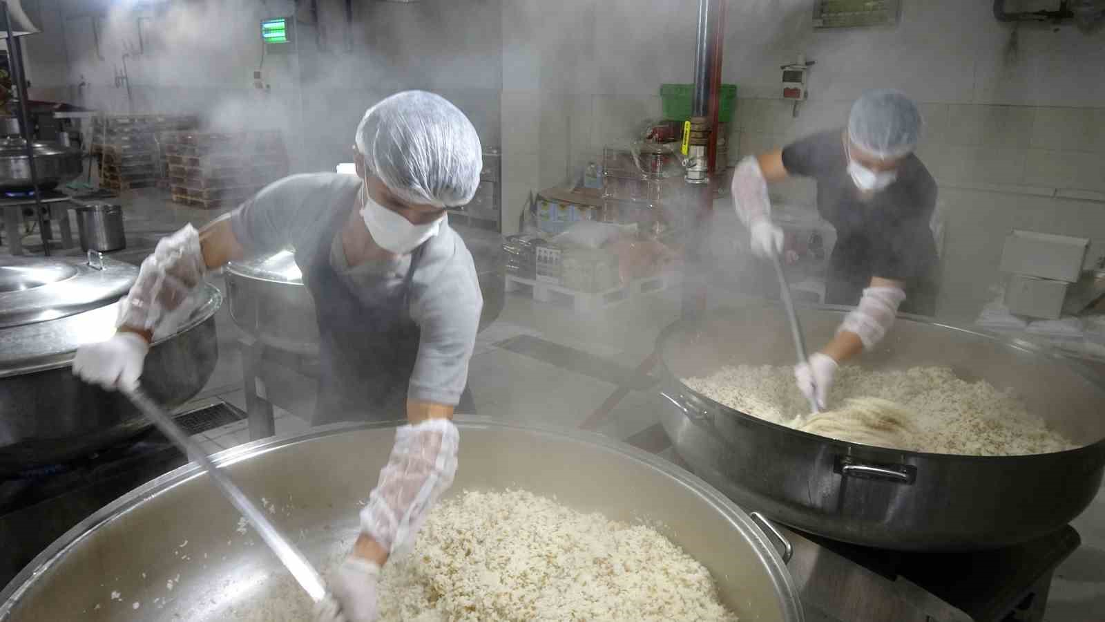 Gaziantep’te öğrenciler günde 12 bin kişiye yemek hazırlıyor
