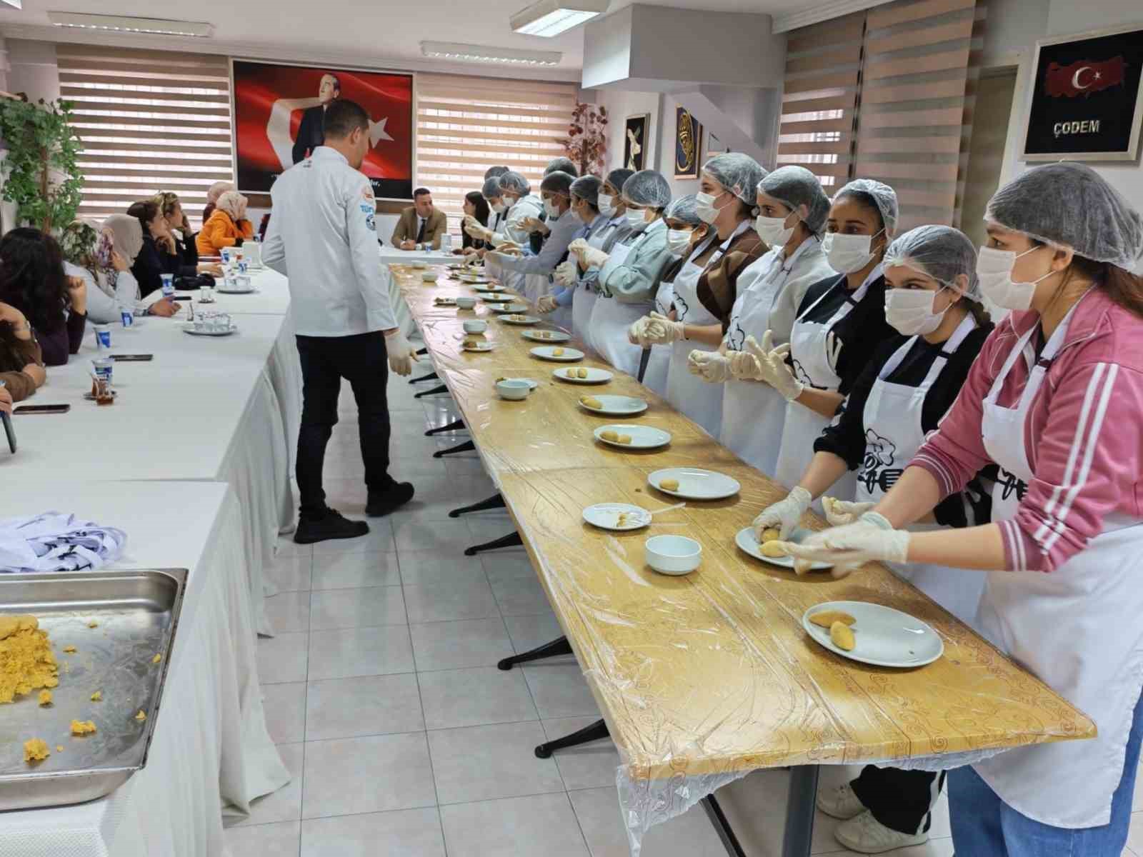 Gaziantep’te öğrenciler içli köfte yaptı
