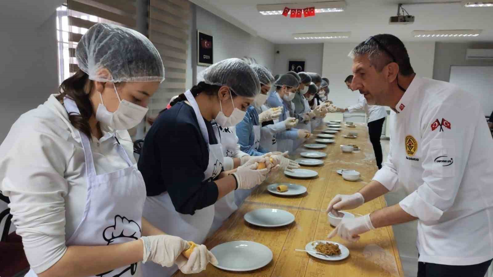 Gaziantep’te öğrenciler içli köfte yaptı
