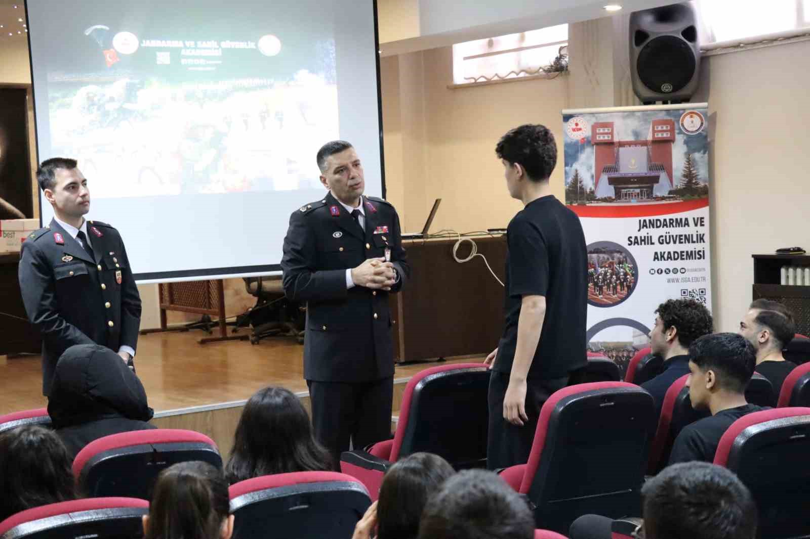 Gaziantep’te öğrencilere jandarma mesleği tanıtıldı
