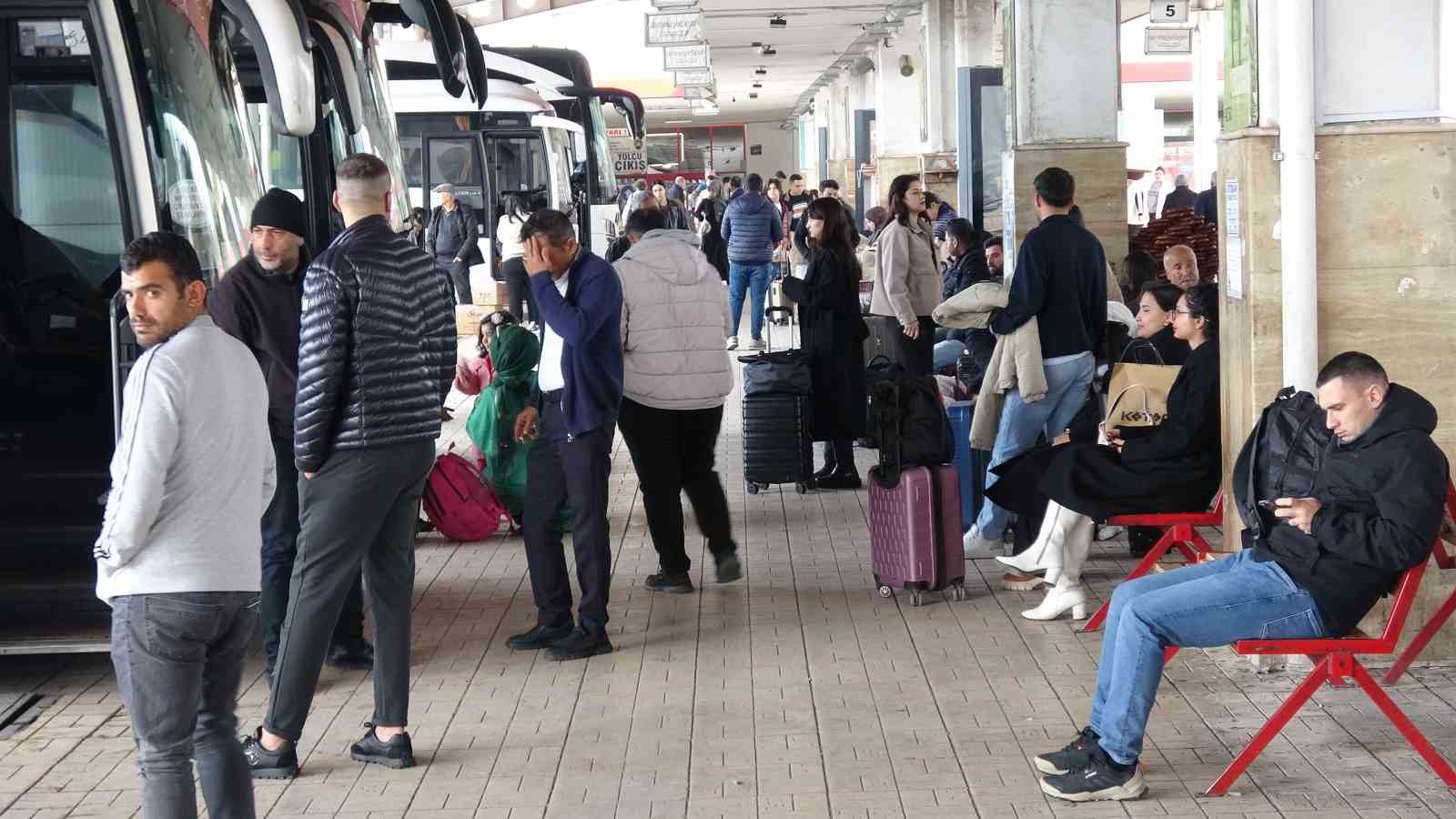 Gaziantep’te otogarda bayram yoğunluğu

