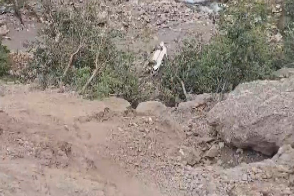 Gaziantep’te otomobil dere yatağına uçtu, sürücü yaralandı
