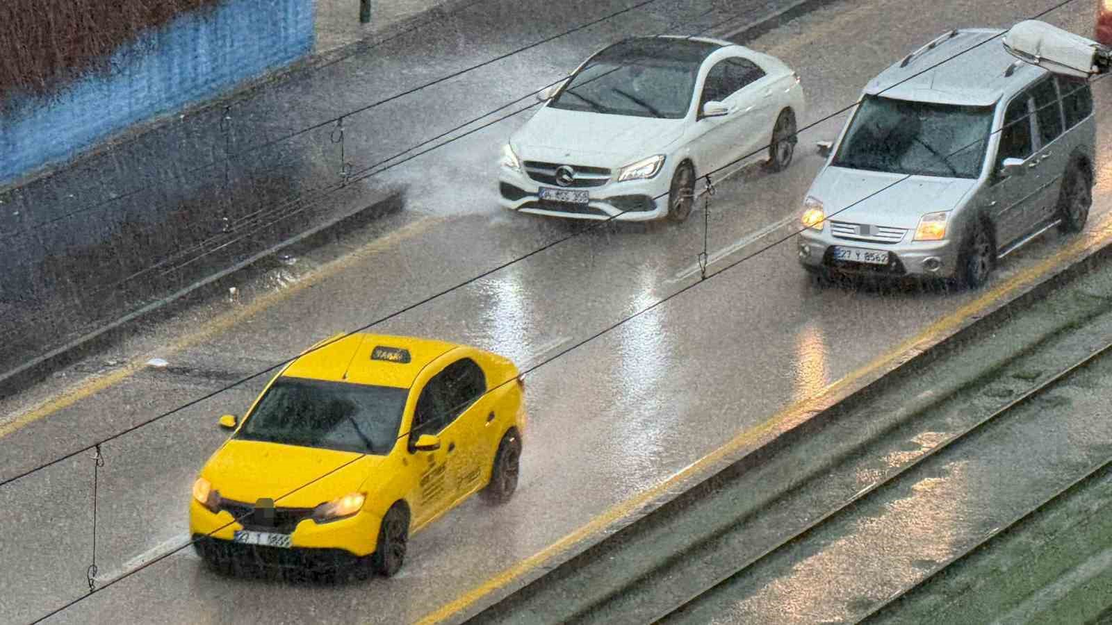 Gaziantep’te sağanak yağış etkili oldu
