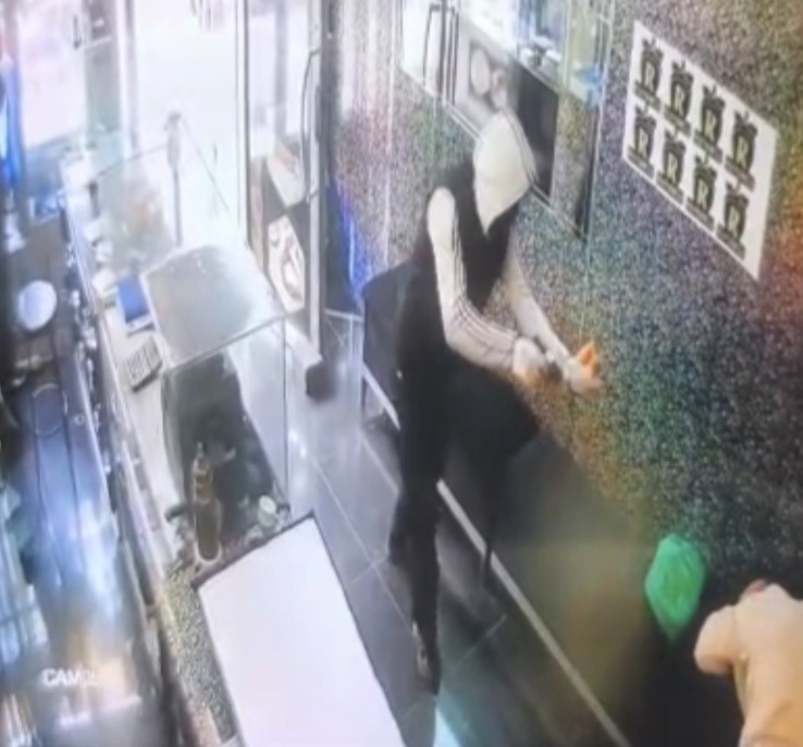 Gaziantep’te silahlı, maskeli ve biber gazlı kuyumcu soygunu kamerada
