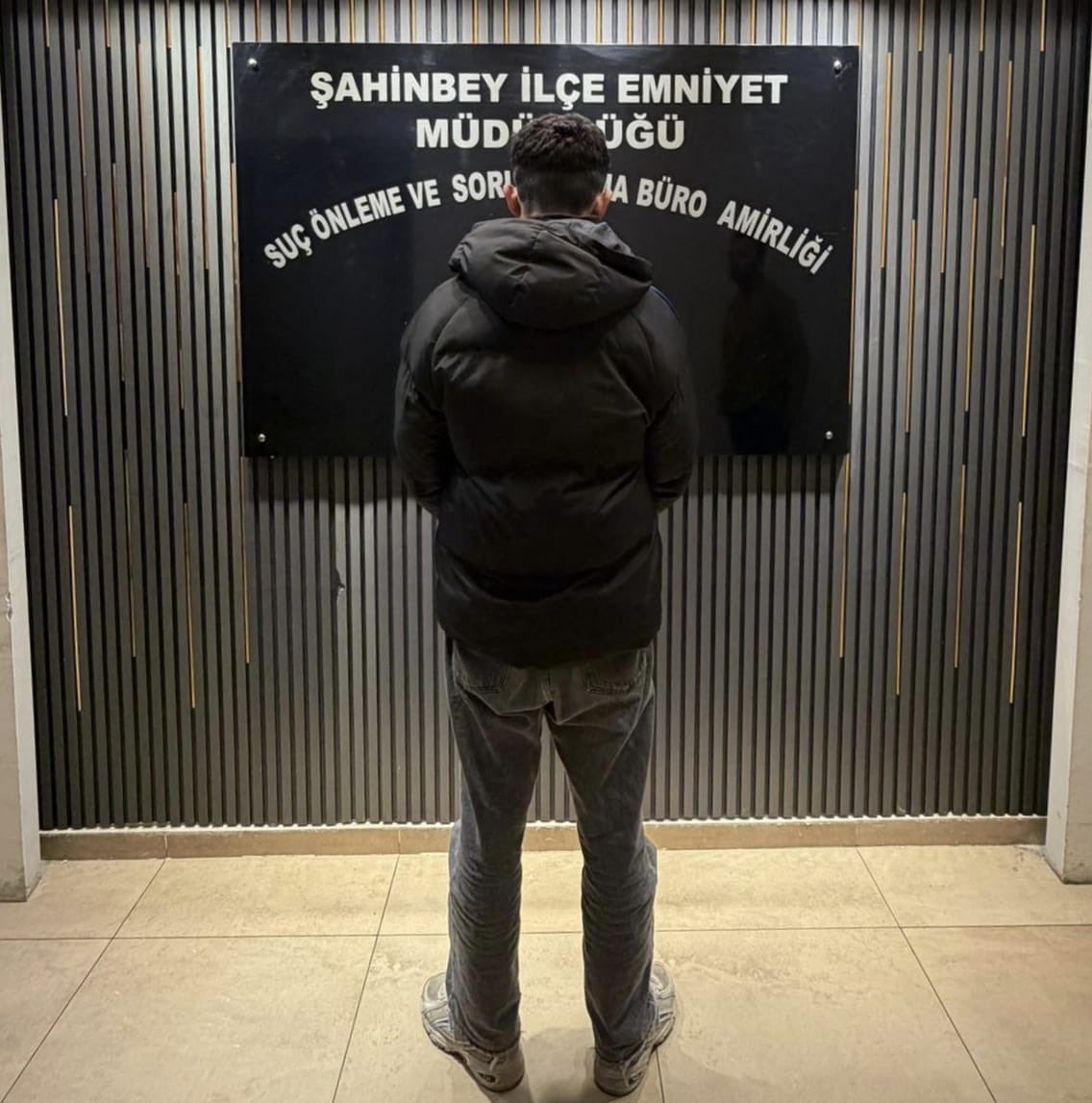 Gaziantep’te silahlı, maskeli ve biber gazlı kuyumcu soygunu kamerada
