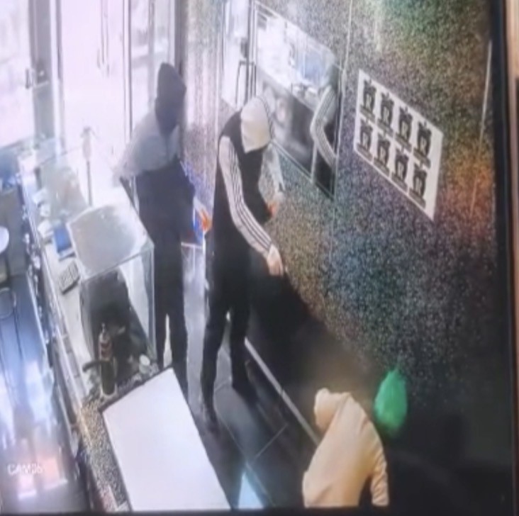 Gaziantep’te silahlı, maskeli ve biber gazlı kuyumcu soygunu kamerada
