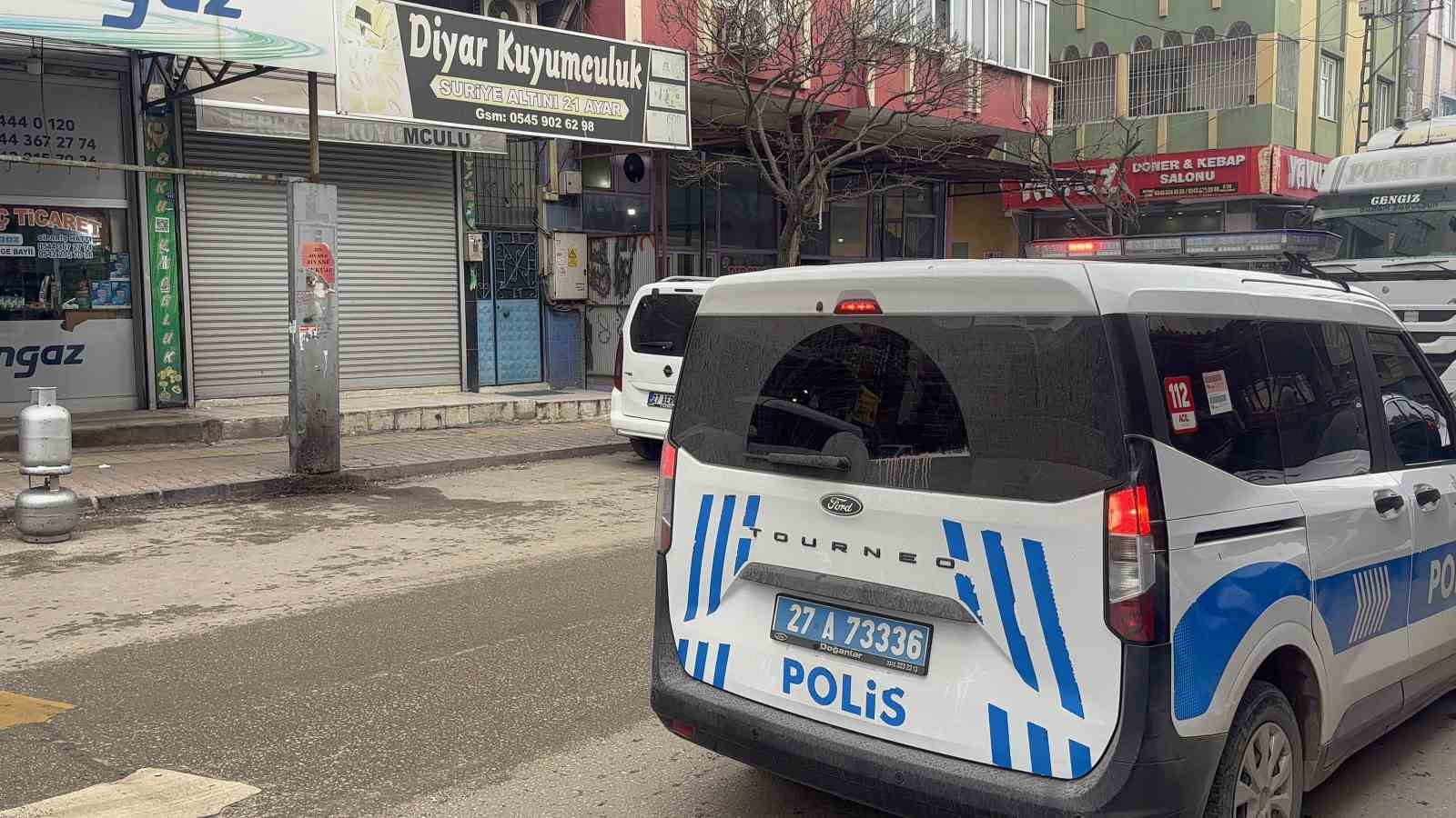 Gaziantep’te silahlı, maskeli ve biber gazlı kuyumcu soygunu kamerada
