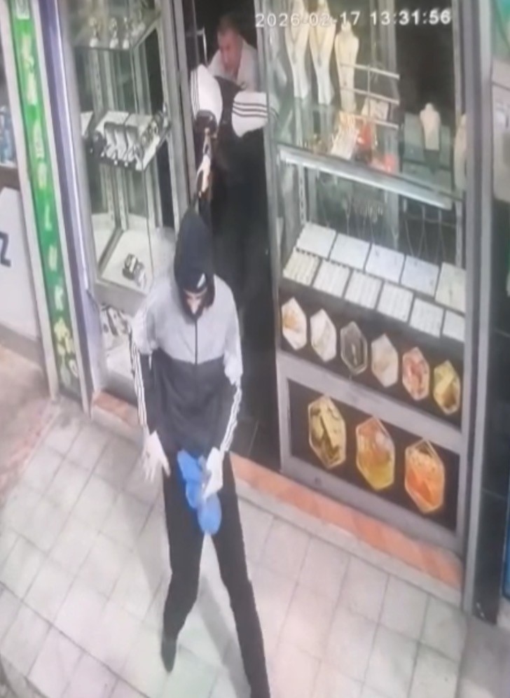 Gaziantep’te silahlı, maskeli ve biber gazlı kuyumcu soygunu kamerada
