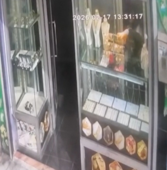 Gaziantep’te silahlı, maskeli ve biber gazlı kuyumcu soygunu kamerada
