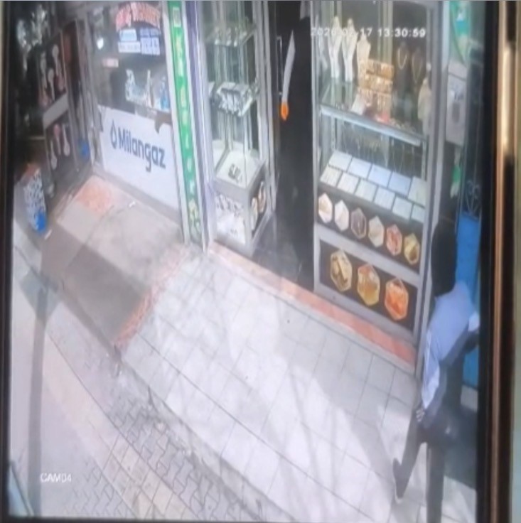 Gaziantep’te silahlı, maskeli ve biber gazlı kuyumcu soygunu kamerada
