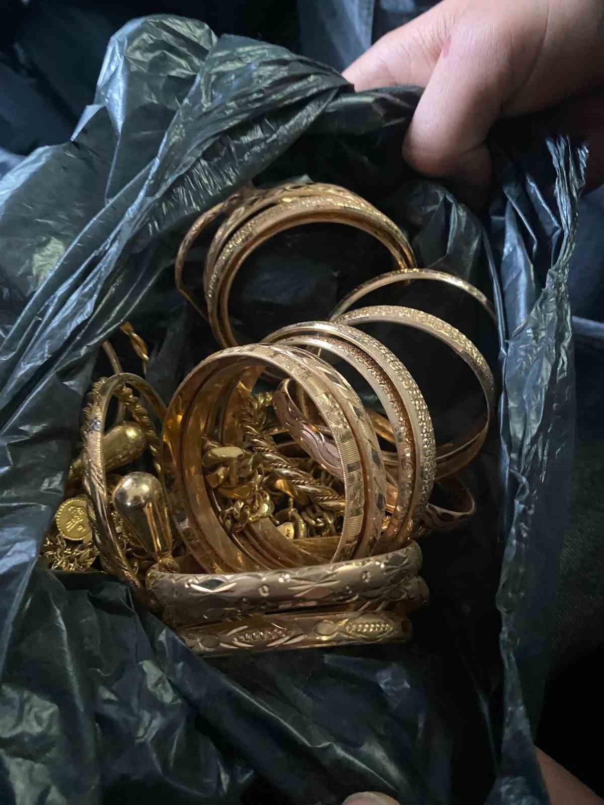 Gaziantep’te silahlı, maskeli ve biber gazlı kuyumcu soygunu kamerada
