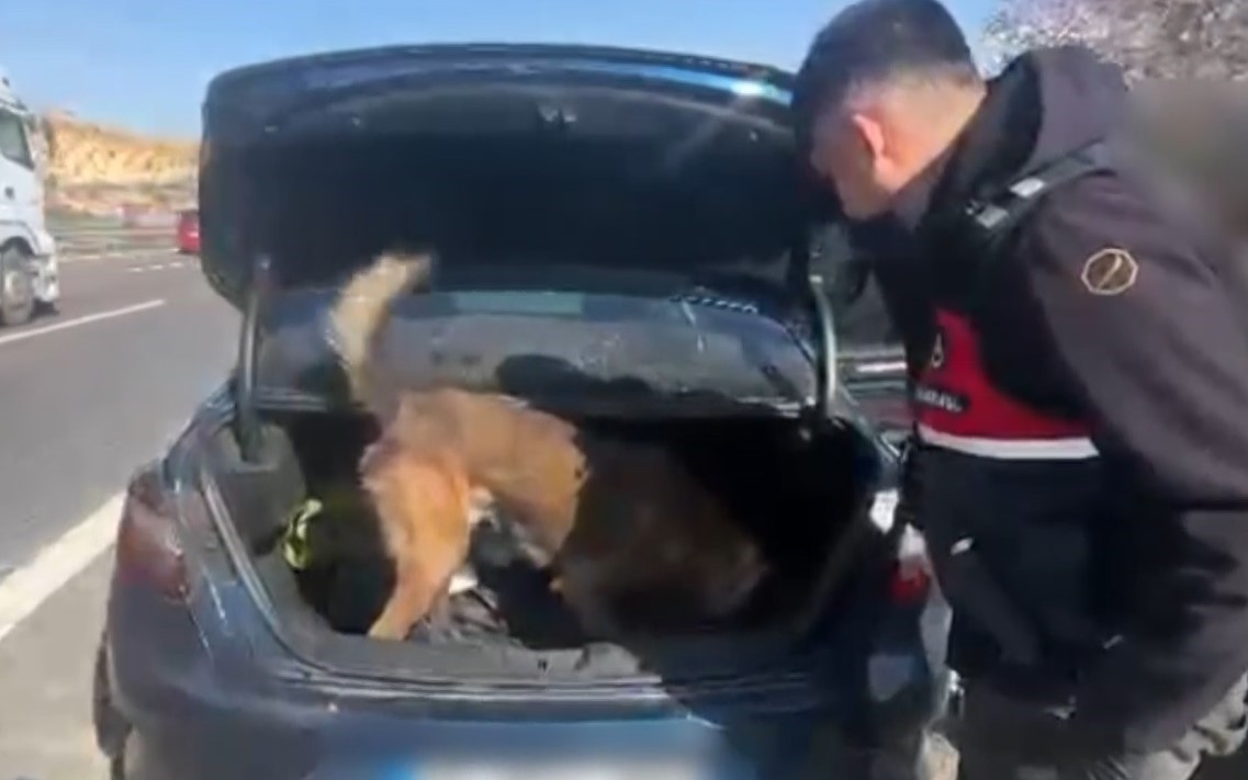 Gaziantep’te şüpheli araçta uyuşturucu ele geçirildi: 3 gözaltı
