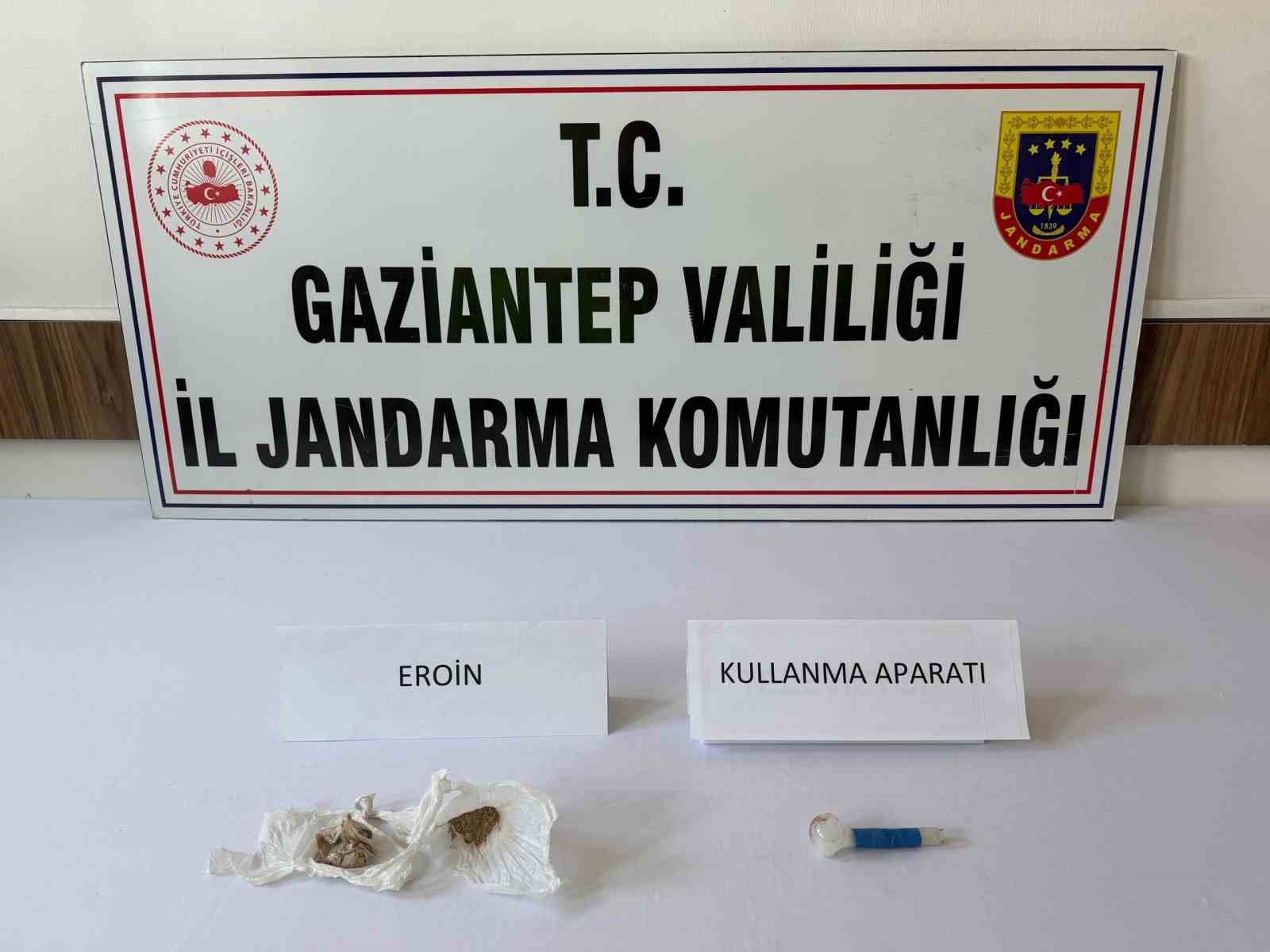 Gaziantep’te şüpheli araçta uyuşturucu ele geçirildi: 3 gözaltı
