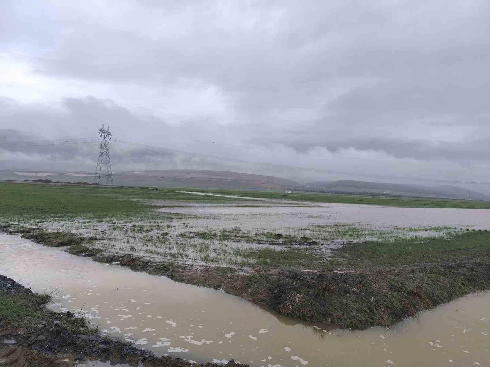 Gaziantep’te tarım arazileri su altında kaldı
