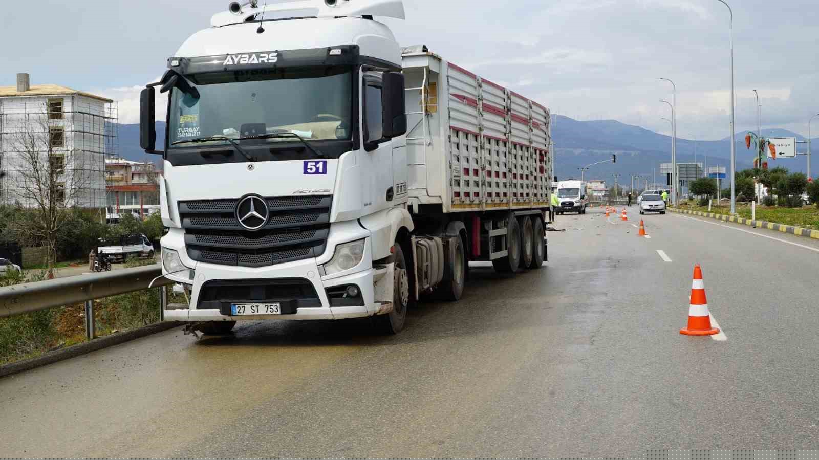 Gaziantep’te tır ile otomobil çarpıştı: 2 yaralı
