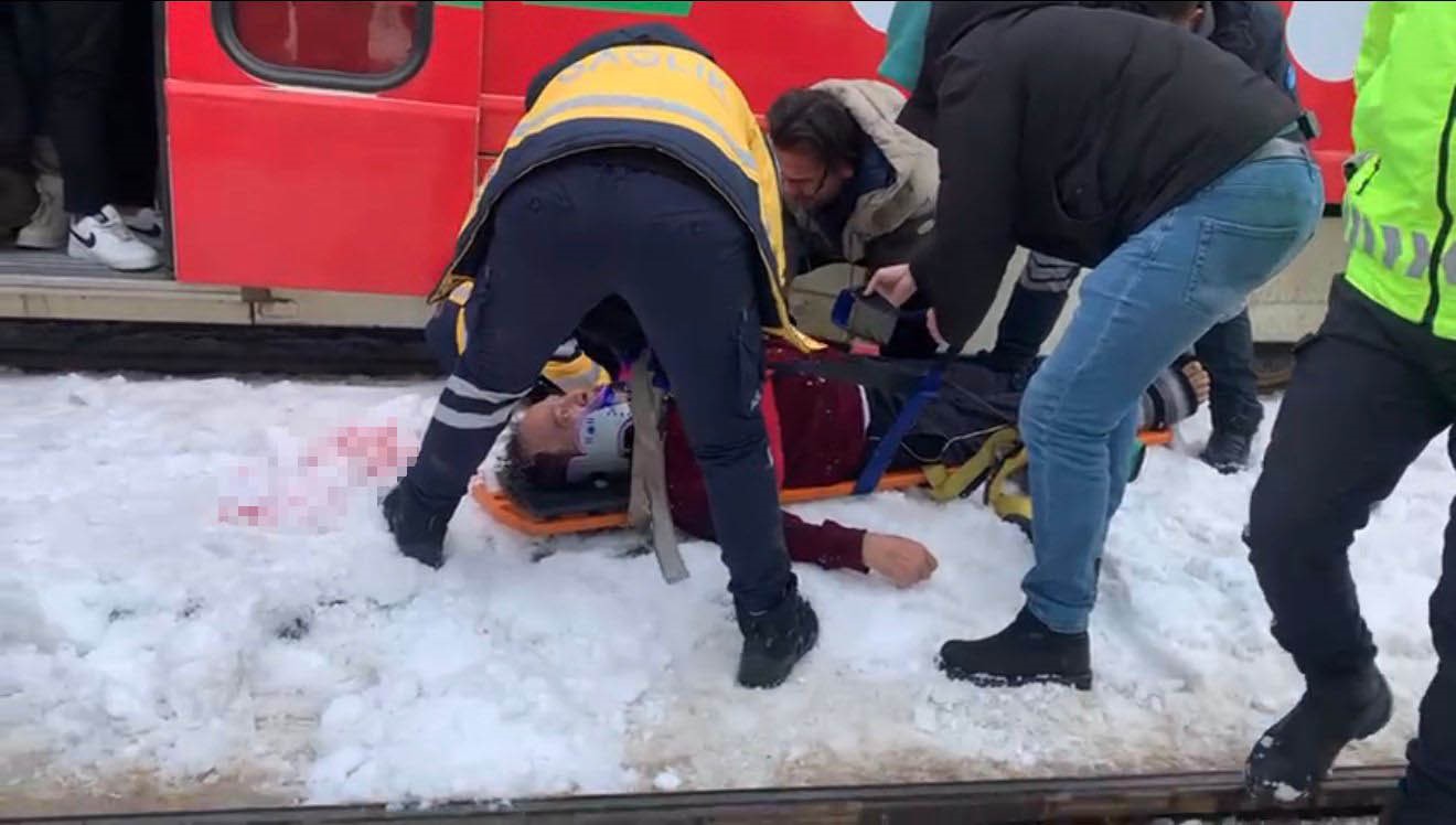 Gaziantep’te tramvayın çarptığı adam yaralandı

