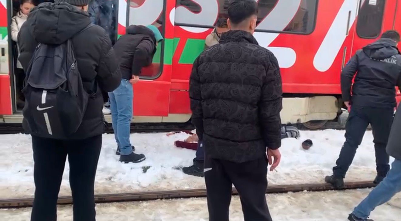 Gaziantep’te tramvayın çarptığı adam yaralandı
