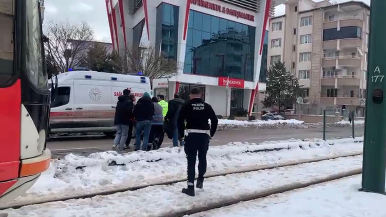 Gaziantep’te tramvayın çarptığı adam yaralandı

