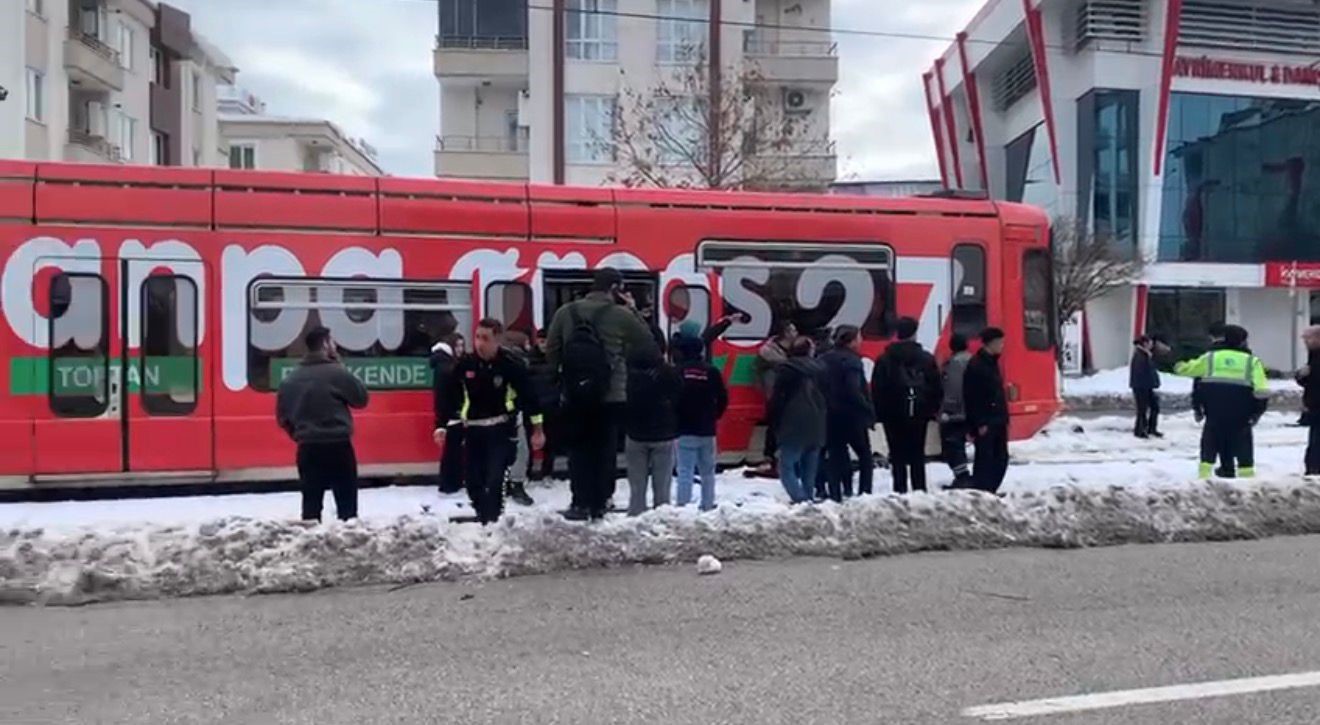 Gaziantep’te tramvayın çarptığı adam yaralandı
