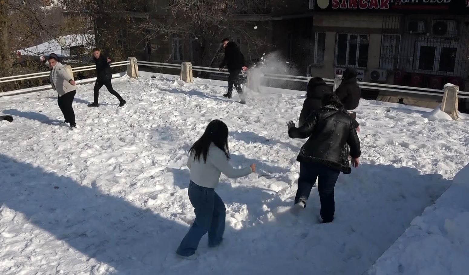 Gaziantep’te vatandaşlar kar ve güneşin tadını çıkardı
Gaziantep’te vatandaşlar kar ve güneşin tadını çıkardı