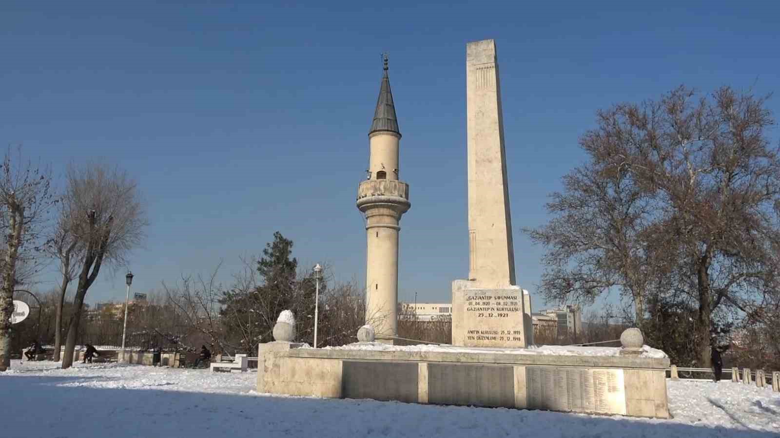 Gaziantep’te vatandaşlar kar ve güneşin tadını çıkardı
Gaziantep’te vatandaşlar kar ve güneşin tadını çıkardı