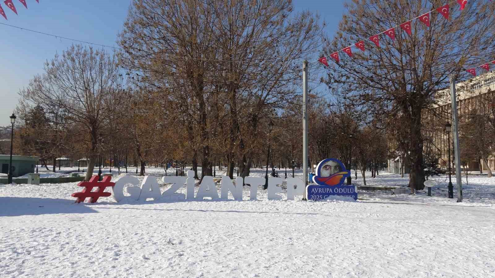 Gaziantep’te vatandaşlar kar ve güneşin tadını çıkardı
Gaziantep’te vatandaşlar kar ve güneşin tadını çıkardı